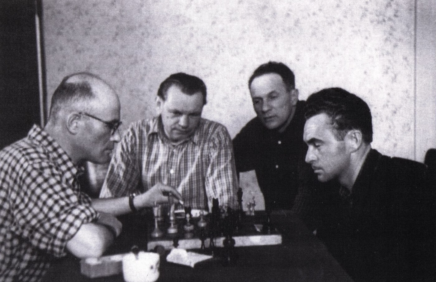 Gabriel Gluck, Adalbert Marton, Zoltan Sholtes, Anton Kashshai playing chess