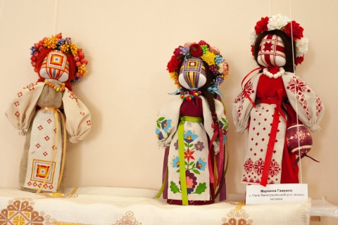 «Натхненні лялькою»: в Ужгородському скансені демонструють мистецтво створення ляльки