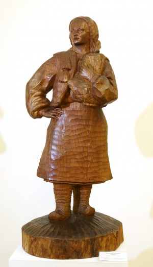 Гуцулка з бесагами,1948, Дерево (черешня), кругла скульптура. НМУНДМ. Київ