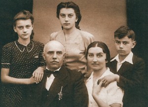 Y. Bokshai with his family
