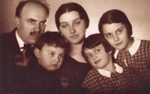 Y. Bokshai with his family