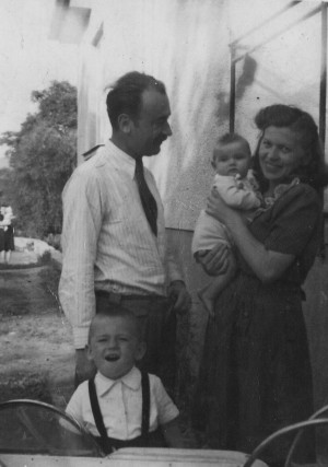 Родина Федора Манайла, 1945 (фотоархів Манайла І.)