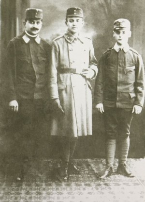 А. Ерделі в центрі в військовій формі Австро-Угорщини, Будапешт, 1913-1914