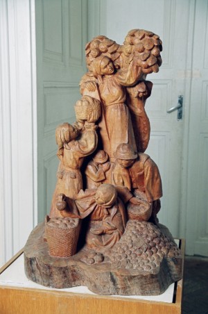 Збирання яблук, 1966, дерево (черешня), кругла скульптура. ЗОХМ. Ужгород