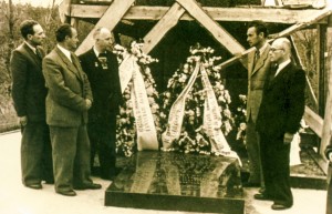 Near the future monument of Ukraine and Russia Reunification. From left to right Z. Sholtes, A. Erdeli, museum’s director, A. Kashshai, G. Gluck (Pereiaslav-Khmelnytskyi, 1954)