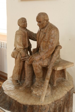 І. Ольбрахт у Колочаві, 1985, дерево, горельєф, кругла скульптура. ЗОХМ. Ужгород