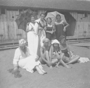 Бейла і Лілет (стоячи ліворуч) зі своїми друзями на озері Чімзее. Баварія, серпень 1924 р. (Фото з архіву М. Фединишинець)