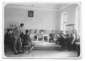А. Ерделі з учнями семінарії. Урок малювання. Фото з архіву Закарпатської Академії мистецтв