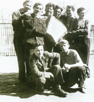 Студенти Ужгородського училища прикладного мистецтва. В першому ряду Микита В. і Герц Ю.,1950