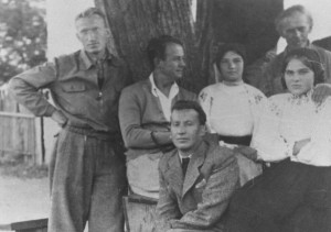 Зліва направо: А. Коцка, А. Ерделі, А. Борецький з людьми верховини на пленерних днях. Друга половина 1930-х років, фото з приватної колекції.