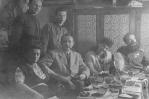 Солдати Радянської Армії, який відвідав А. Ерделі, 1944 р. Фото з архіву Закарпатської Академії мистецтв.